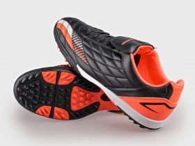 Юношески футболни обувки в черен и оранжев цвят